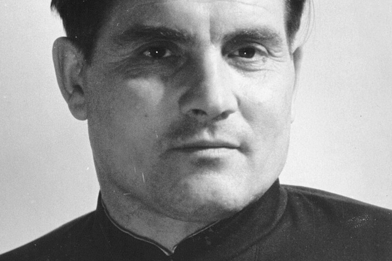 Бюст летчика Девятаева откроют в Оренбурге