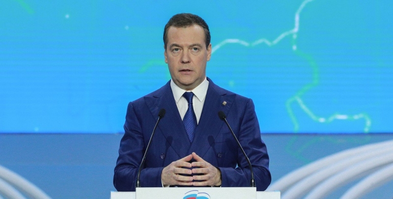 Почему Медведев не может уйти на покой