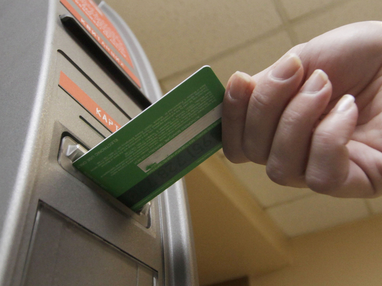 Банки стали изменять условия пользования счетами и картами