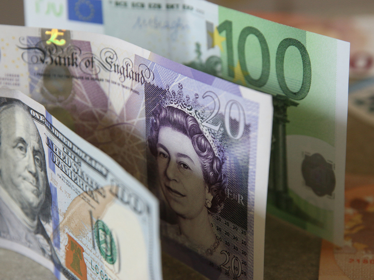 Доллары под вопросом, золото дорого: как инвестировать в новой реальности