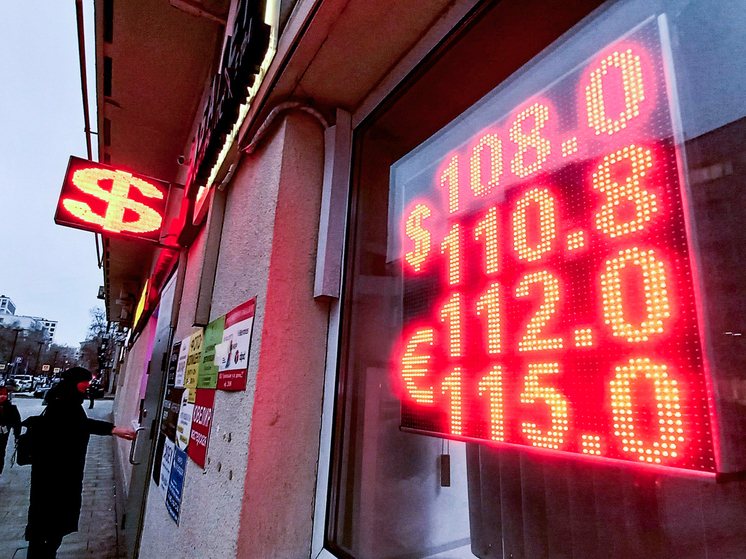 Аналитик Разуваев: «Доллар выше ста рублей — это нормальная история»