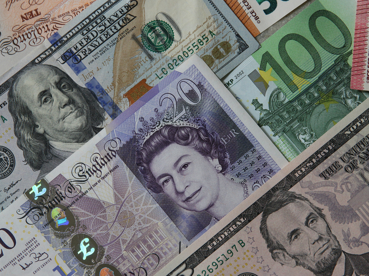 Доллар стал «мальчиком для битья»: индекс американской валюты показал сильнейшее падение за полвека