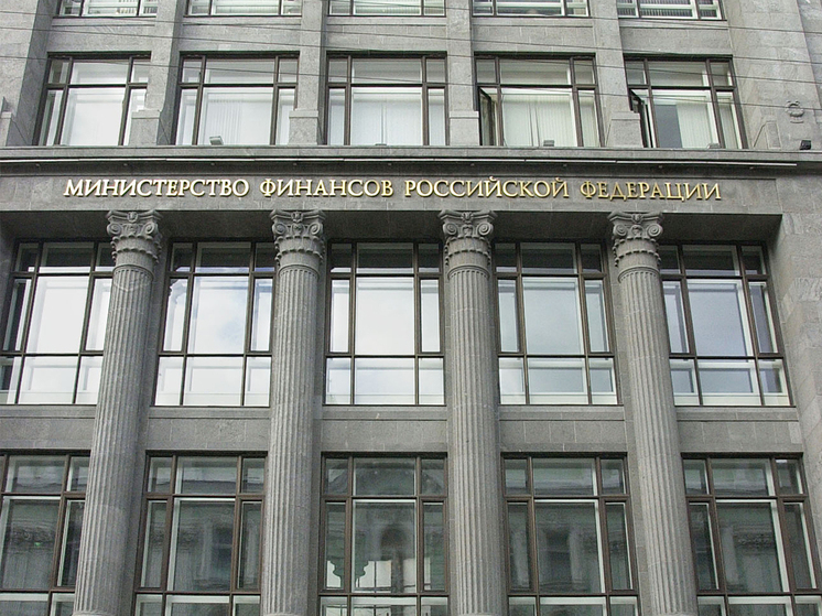 Казна с дырой: дефицит федерального бюджета достиг 3,7 трлн рублей