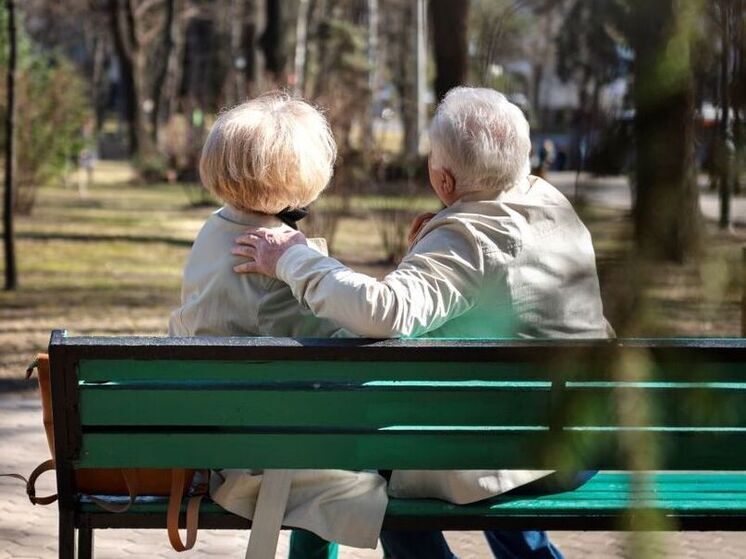 Какие выплаты ждут пенсионеров ко Дню пожилого человека: кто и сколько получит