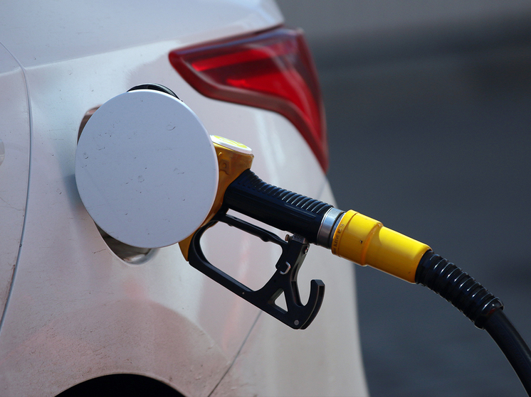 Литр бензина может подорожать на 5 рублей до конца года: цены на АЗС «отвяжут» от инфляции