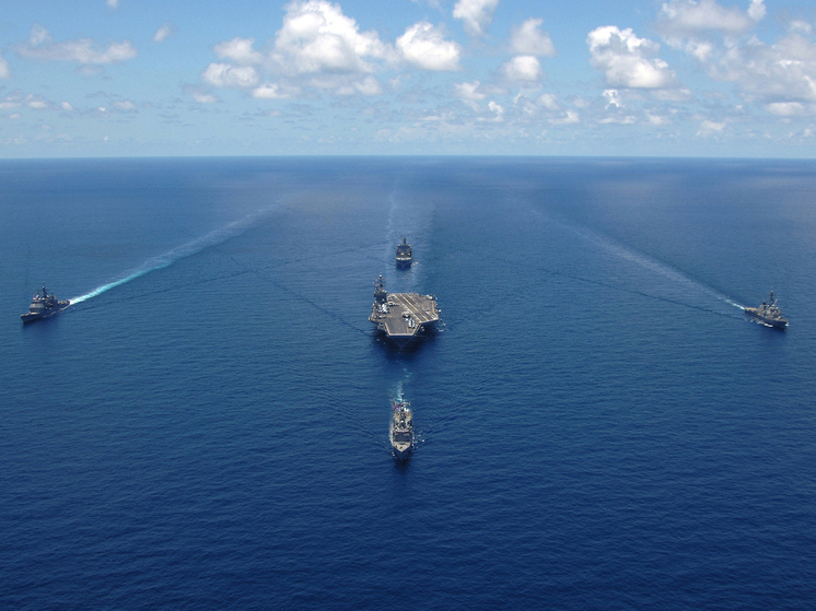 «Черные лебеди» над «серым флотом»: могут ли США переловить все подсанкционные суда