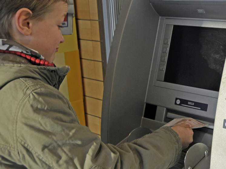 Недетские карточные игры: банковское обслуживание несовершеннолетних ужесточат ради защиты от мошенников