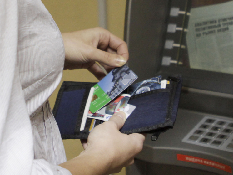 ЦБ планирует создать единый реестр всех банковских карт россиян: названы плюсы и минусы